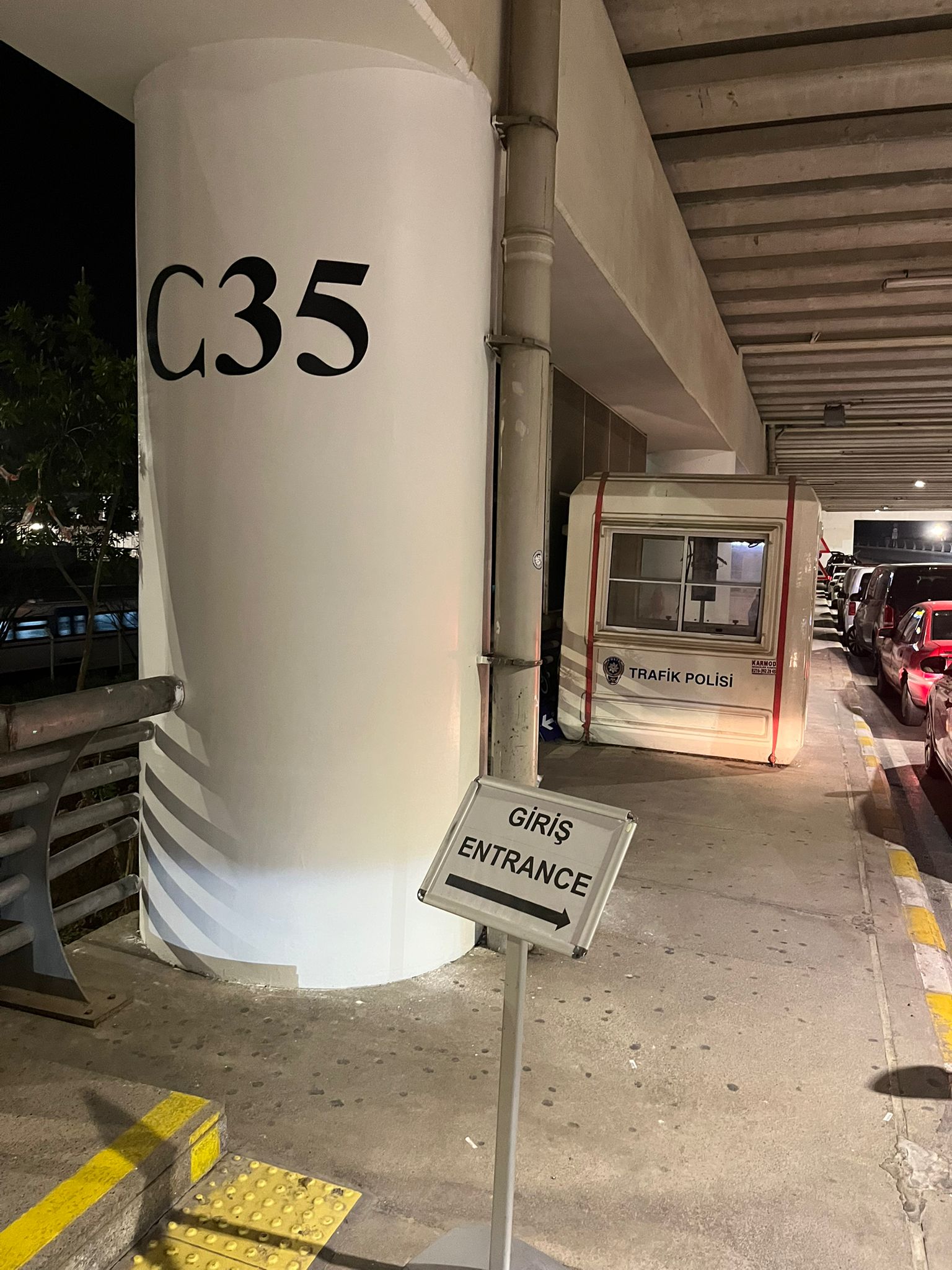 Izmir Flughafen Transfer International Treffpunkt, weiße Säule C35