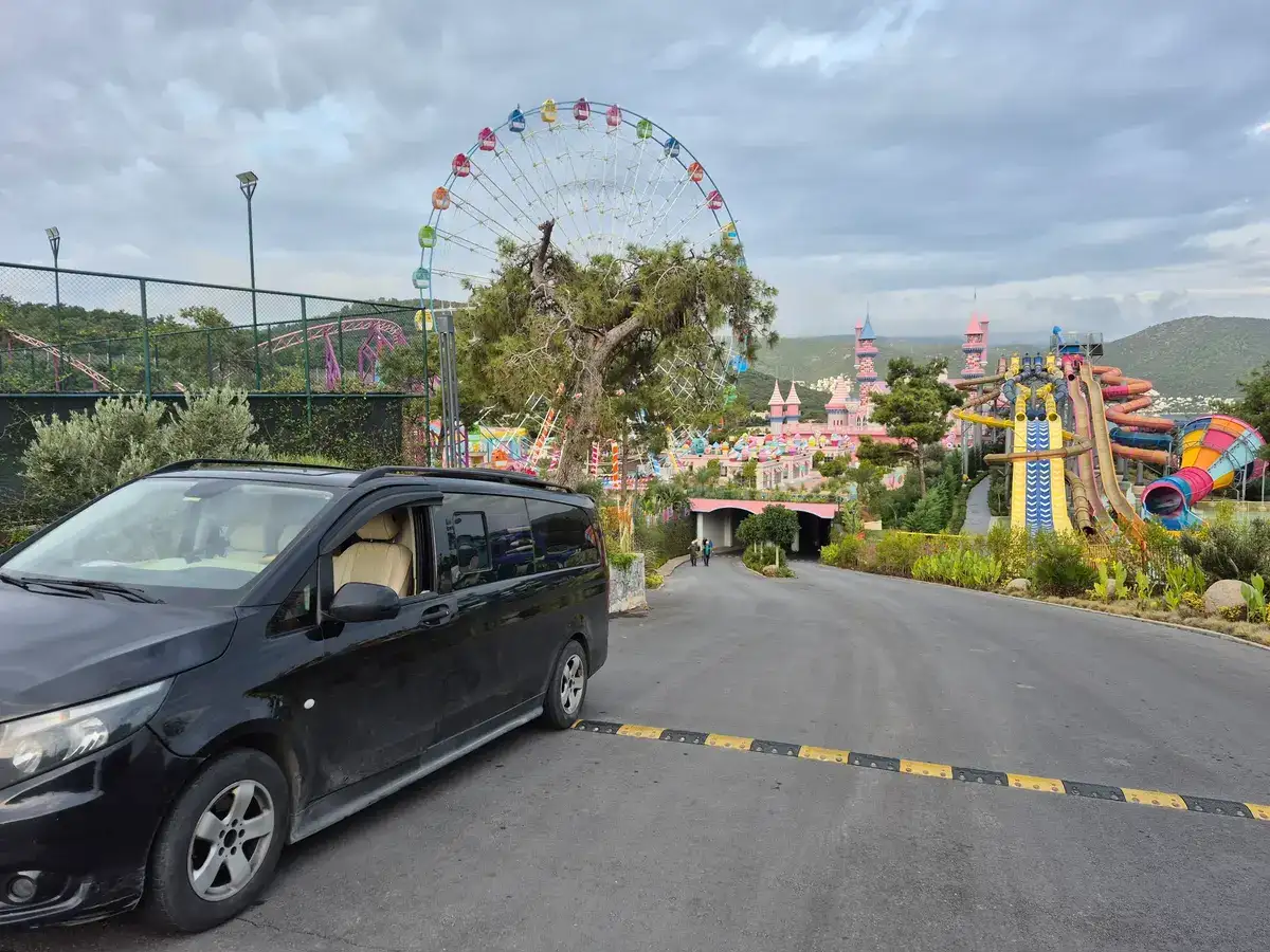 Kuşadası liman ve cruise yolcuları için İzmir havalimanı transfer — zamanında ADB karşılama ve VIP Mercedes ile otel teslimi.