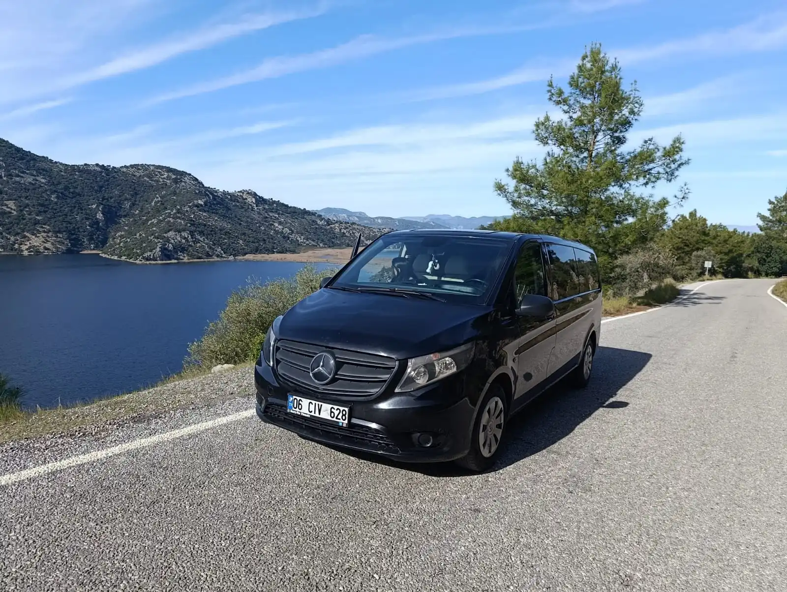 İzmir Adnan Menderes Havalimanı Kuşadası transfer görseli — otel ve marina yönüne kapıdan kapıya VIP Mercedes Vito ulaşımı, Transferiste.