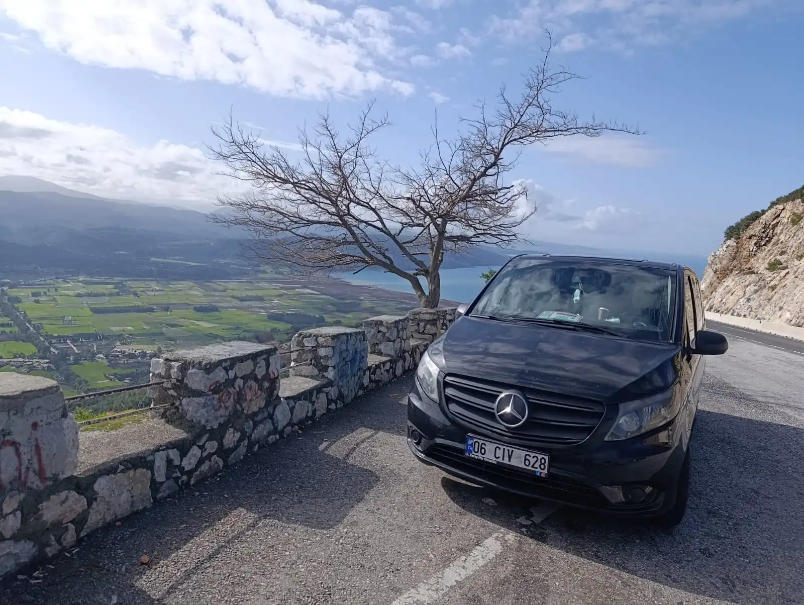 VIP transfer aracı iç kabin ve koltuklar — şoförlü İzmir havalimanı transfer güvenliği ve yolcu konforu odaklı düzen.