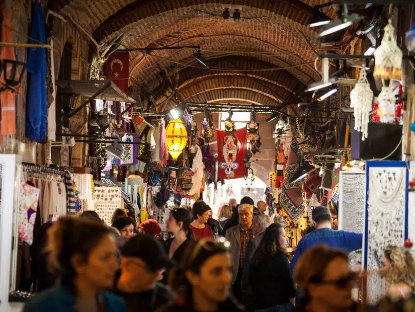 İzmir’in Kalbinde 400 Yıllık Bir Miras: Tarihi Kemeraltı Çarşısı Rehberi