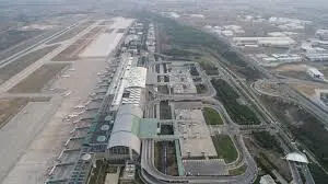 VIP araçlarla İzmir Havalimanı'ndan şehir merkezine hızlı ve konforlu ulaşım.