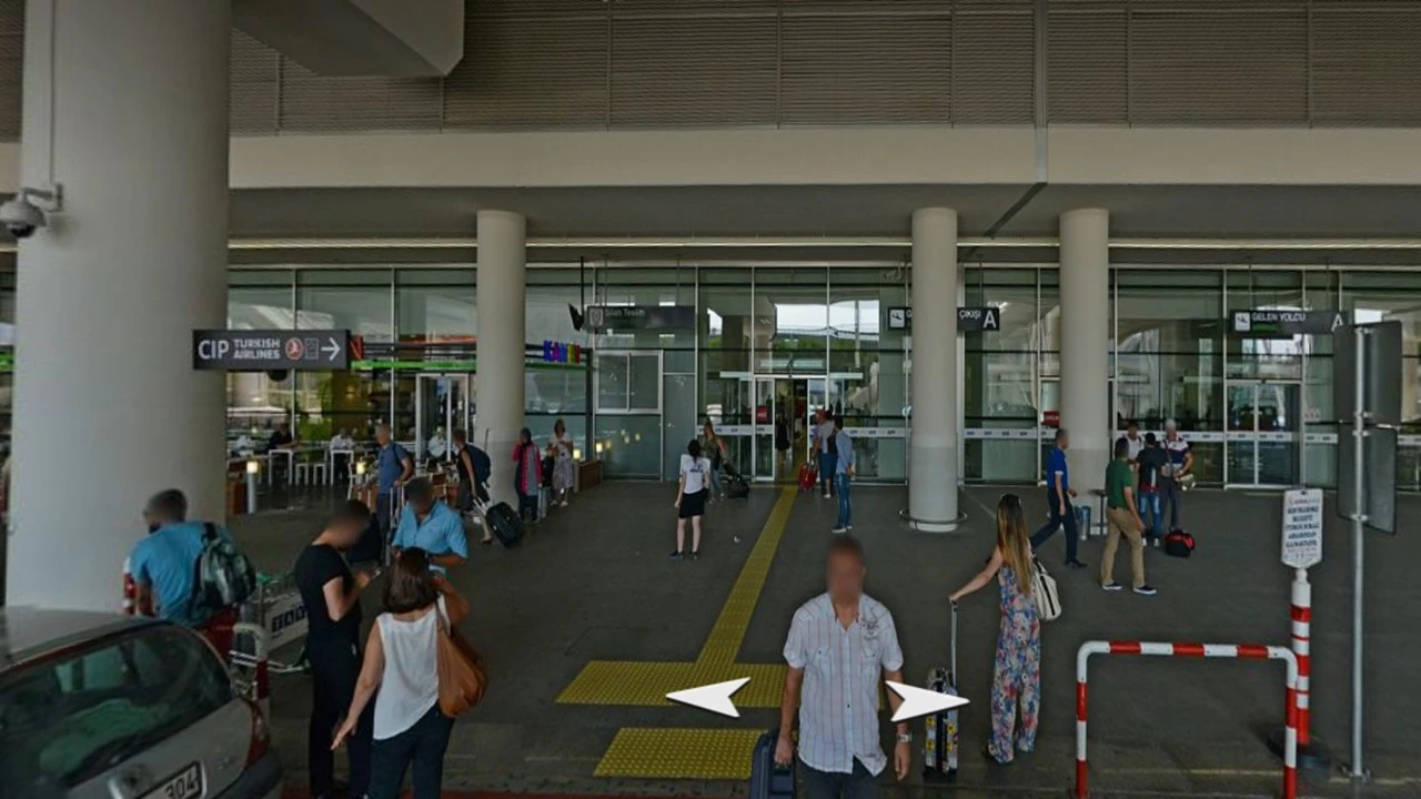 İzmir Havalimanı İç Hatlar Terminali Çıkışı