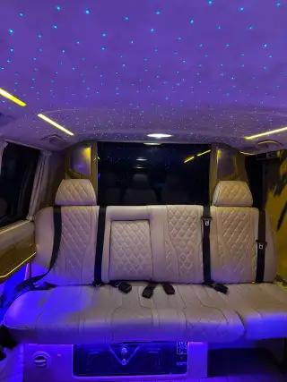 Mercedes Vito yolcu kabini, deri koltuklar ve tavan aydınlatması