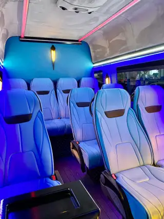 Sitzreihen und Innenbeleuchtung im Mercedes Sprinter