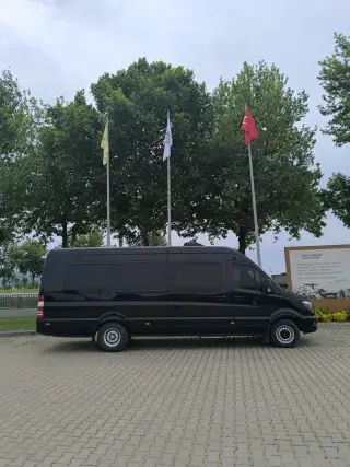 Schwarzes Mercedes-Gruppentransferfahrzeug im Freien, Seitenansicht