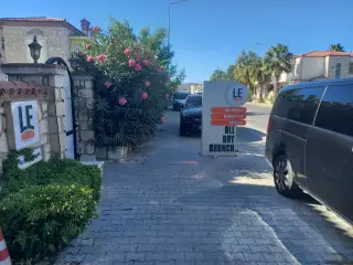 Bina önünde park edilmiş siyah Mercedes Vito transfer aracı