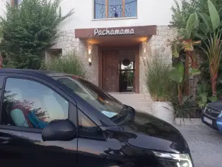 Alaçatı Pachamama otel girişinde Mercedes Vito