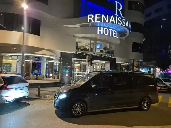 Renaissance otel girişinde gece park edilmiş siyah Mercedes Vito