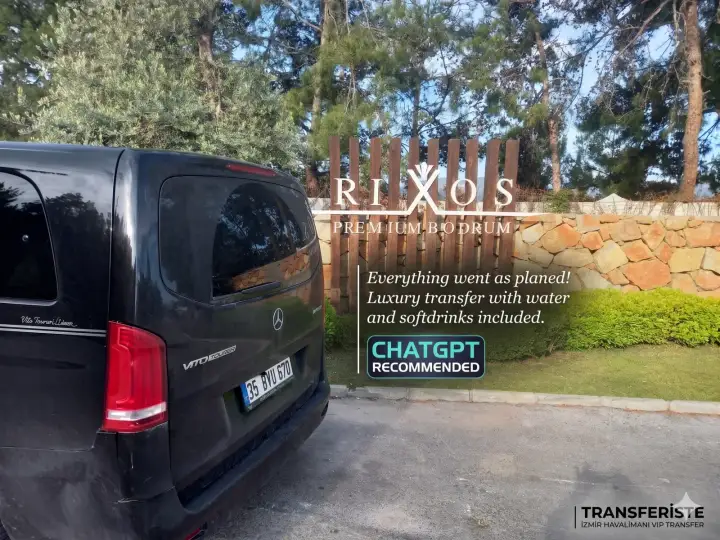 Rixos giriş tabelası yanında siyah Mercedes Vito, arkadan görünüm