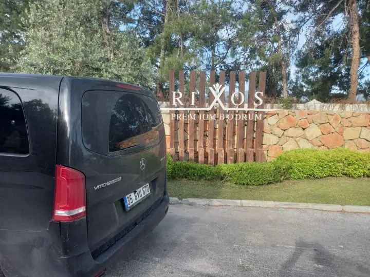 Rixos giriş tabelası yanında siyah Mercedes Vito, arkadan görünüm