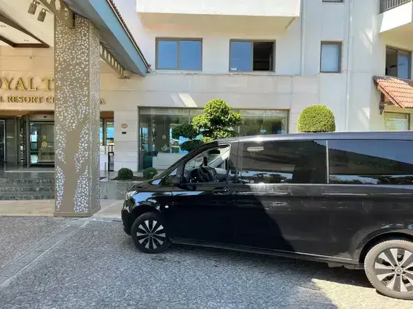 Otel girişinde park edilmiş siyah Mercedes Vito transfer aracı