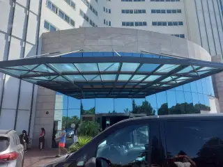 Otel girişinde park edilmiş siyah Mercedes Vito transfer aracı