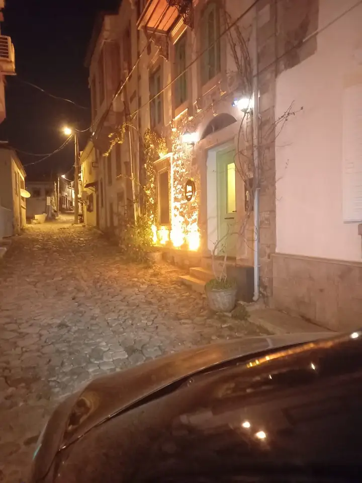 Gece aydınlatılan sokakta siyah Mercedes Vito transfer aracı