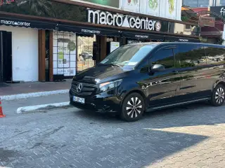 Mağaza önünde siyah Mercedes Vito, yandan görünüm