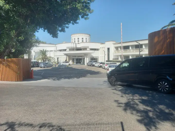Schwarzer Mercedes Vito am Eingang eines Hotels
