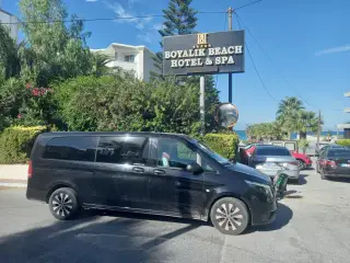 Çeşme Boyalık Beach Hotel & Spa önünde siyah Mercedes Vito