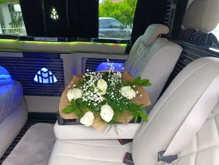Mercedes Vito iç mekânında açık renk deri koltuklar ve çiçek aranjmanı