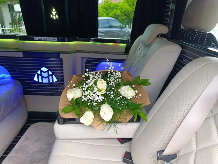 Mercedes Vito iç mekânında açık renk deri koltuklar ve çiçek aranjmanı