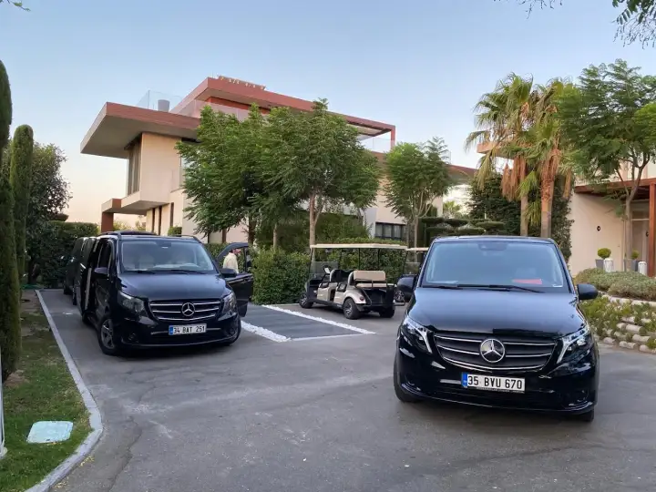 Bina önünde park edilmiş siyah Mercedes Vito transfer aracı
