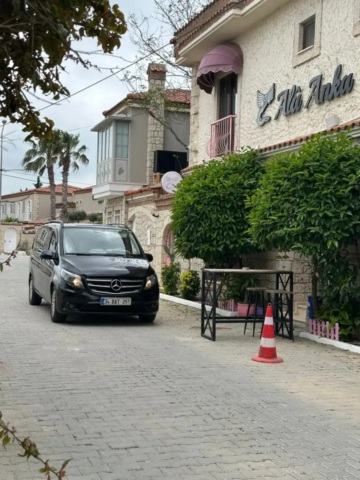 Bina önünde park edilmiş siyah Mercedes Vito transfer aracı