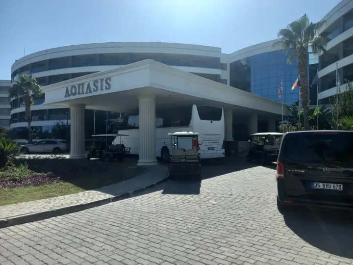 Didim Aquasis otel girişinde bekleyen transfer aracı
