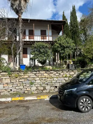 Ziyaret noktası girişinde bekleyen siyah Mercedes Vito