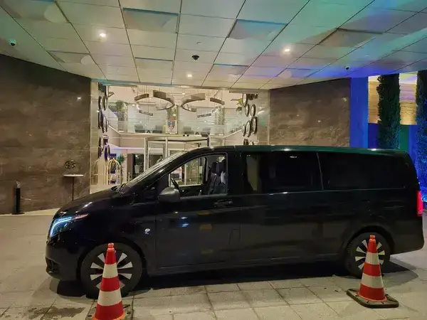 Otel girişinde park edilmiş siyah Mercedes Vito transfer aracı
