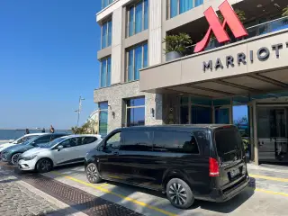 İzmir Marriott otel girişinde siyah Mercedes Vito, yandan görünüm