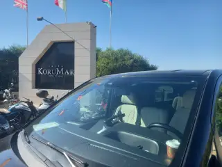 Korumar otel giriş tabelasının yanında Mercedes Vito