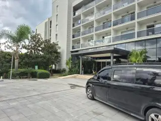 Otel girişinde park edilmiş siyah Mercedes Vito transfer aracı