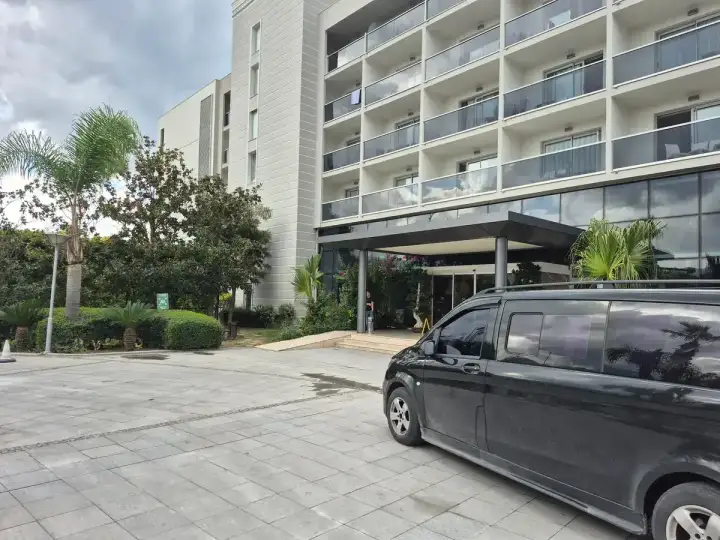 Otel girişinde park edilmiş siyah Mercedes Vito transfer aracı