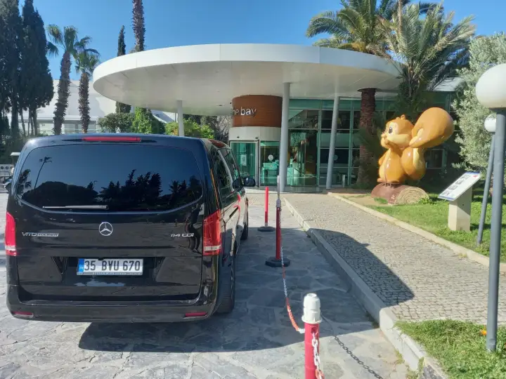 Bina önünde park edilmiş siyah Mercedes Vito transfer aracı