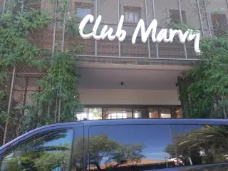 Özdere Club Marvy giriş tabelası önünde transfer aracı