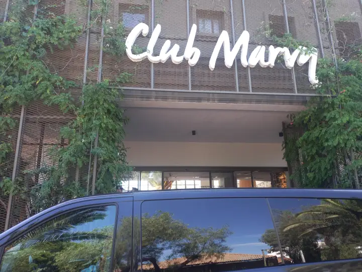 Özdere Club Marvy giriş tabelası önünde transfer aracı