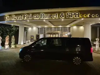 Otel girişinde park edilmiş siyah Mercedes Vito transfer aracı