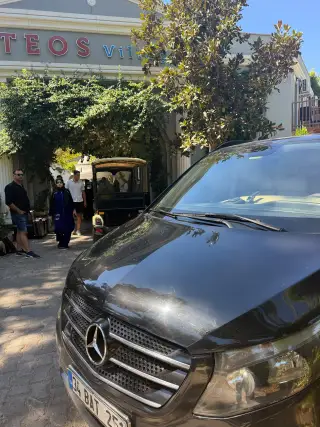 Ziyaret noktası girişinde bekleyen siyah Mercedes Vito