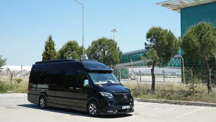 Bina önünde park edilmiş siyah Mercedes Vito transfer aracı
